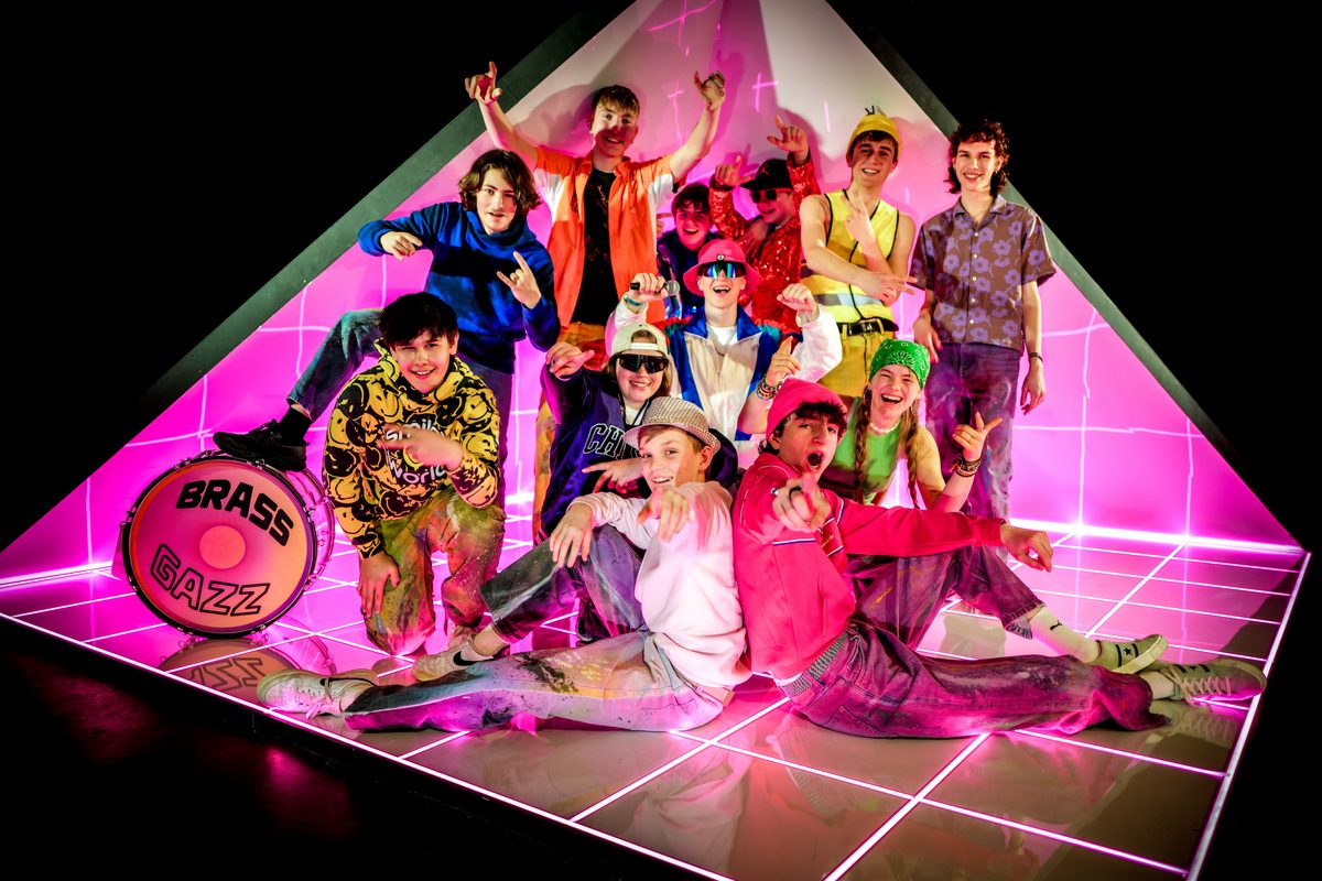 Die Mitglieder von Brass Gazz in bunten Outfits